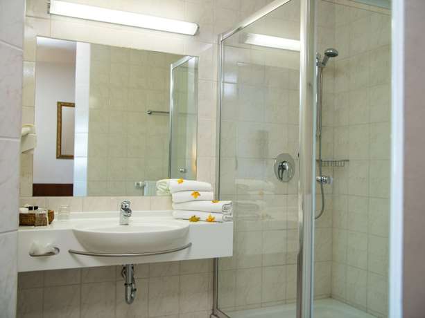 Imagen de la habitación del Hotel Tennis and Golf H&ouml;llrigl. Foto 17
