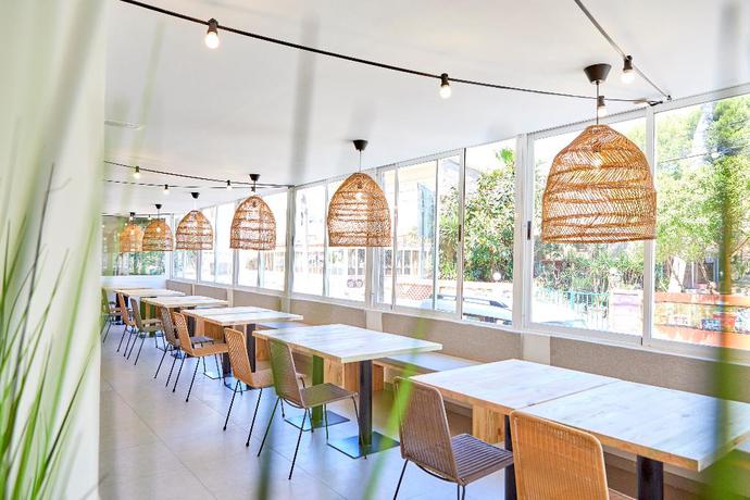 Imagen del bar/restaurante del Hotel Tent Capi Playa. Foto 3