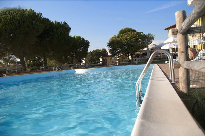 Imagen de la piscina del Hotel Tenuta La Lupa Country. Foto 19