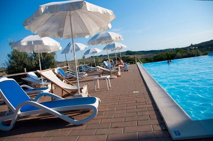 Imagen de la piscina del Hotel Tenuta La Lupa Country. Foto 20