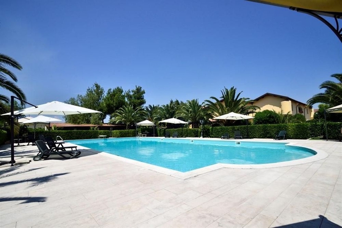 Imagen de la piscina del Hotel Tenuta San Francesco. Foto 15