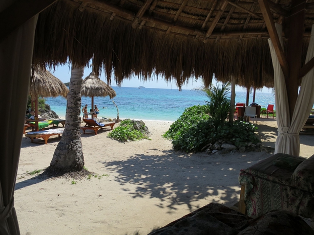 Imagen de la piscina del Hotel Tepanee Beach Resort. Foto 15