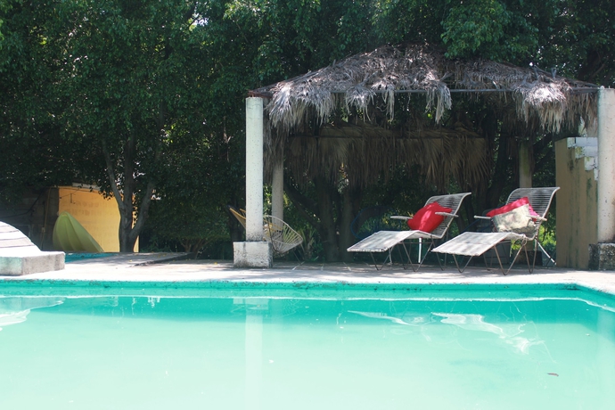 Imagen de la piscina del Hotel Teques Inn. Foto 15