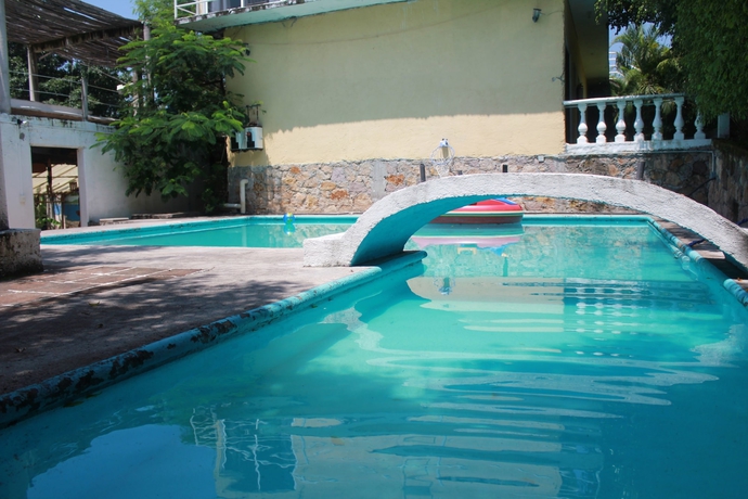 Imagen de la piscina del Hotel Teques Inn. Foto 16
