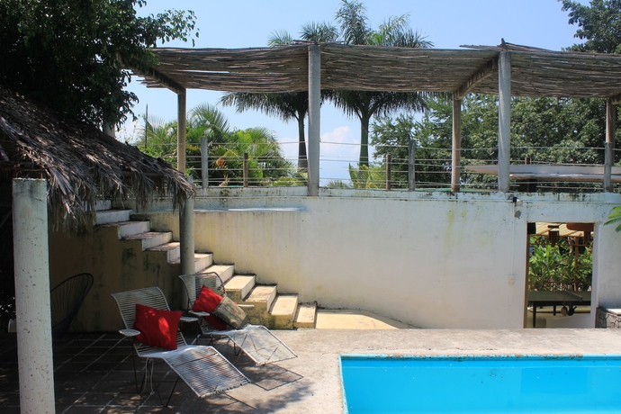 Imagen de la piscina del Hotel Teques Inn. Foto 17
