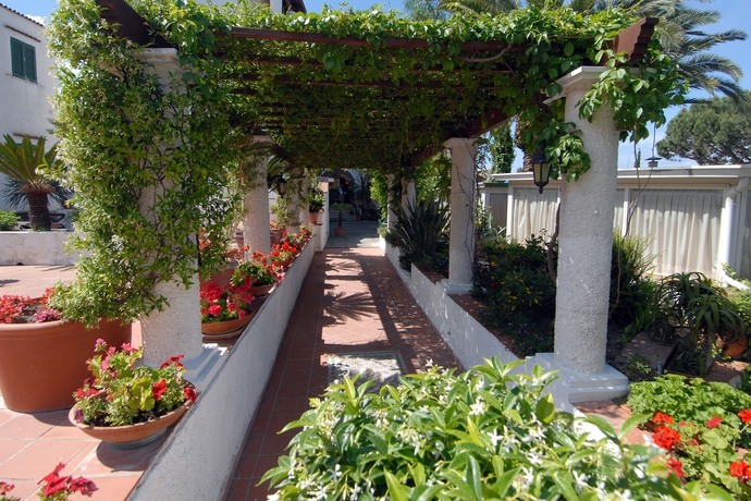 Imagen de los exteriores del Hotel Terme Colella. Foto 11