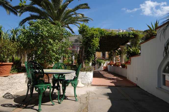 Imagen de los exteriores del Hotel Terme Colella. Foto 14