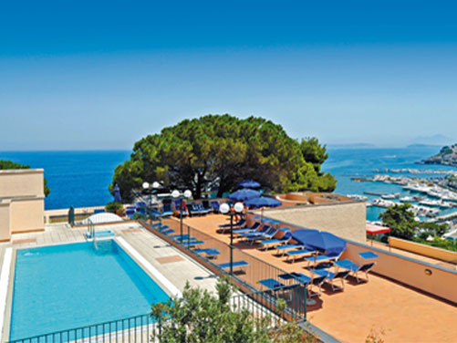 Imagen de la piscina del Hotel Terme Cristallo Palace. Foto 11