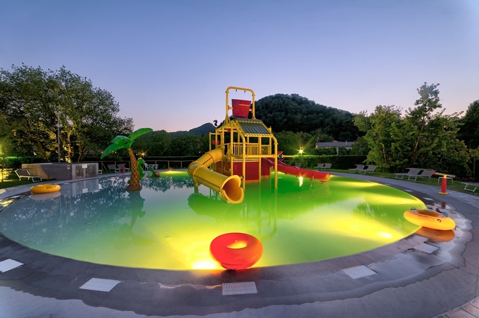 Imagen de la piscina del Hotel Terme Petrarca. Foto 17