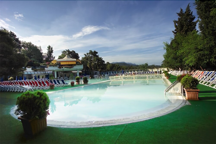Imagen de la piscina del Hotel Terme Rosapepe. Foto 17