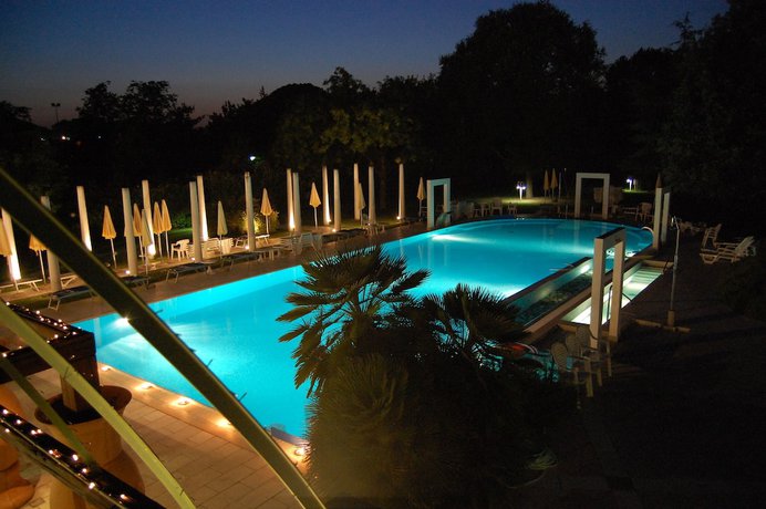 Imagen de la piscina del Hotel Termeterna Longevity Spring Resort. Foto 18