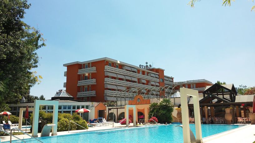 Imagen de la piscina del Hotel Termeterna Longevity Spring Resort. Foto 19
