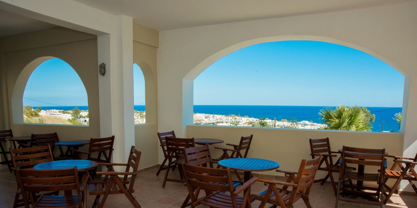 Imagen del bar/restaurante del Hotel Terra Blue Santorini. Foto 3