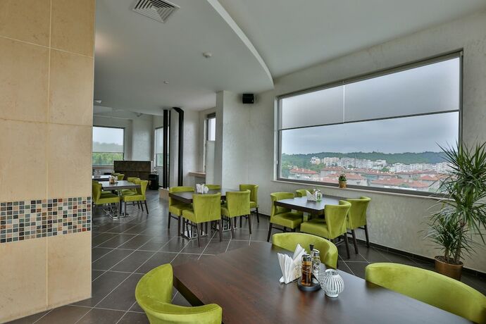 Imagen del bar/restaurante del Hotel Terra Europe Brontes. Foto 17