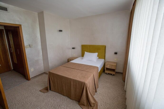 Imagen general del Hotel Terra Europe Brontes. Foto 6