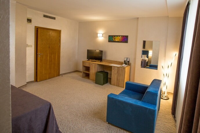 Imagen de la habitación del Hotel Terra Europe Brontes. Foto 25