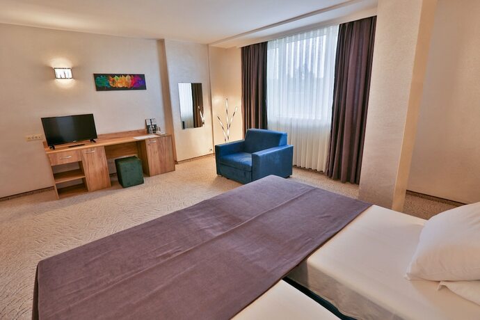 Imagen de la habitación del Hotel Terra Europe Brontes. Foto 26