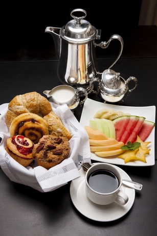 Imagen del bar/restaurante del Hotel Terra Nova All Suite. Foto 3