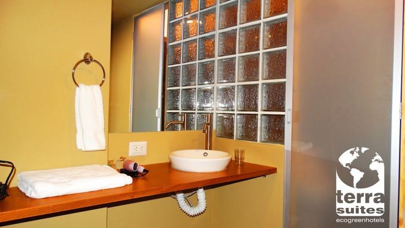 Imagen de la habitación del Hotel Terra Suites ecogreenhotels. Foto 9
