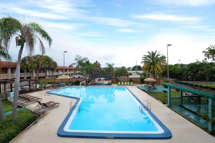 Imagen de la piscina del Hotel Terrace Garden Inn. Foto 16