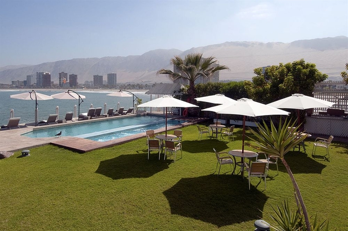 Imagen de la piscina del Hotel Terrado Suites Iquique. Foto 7