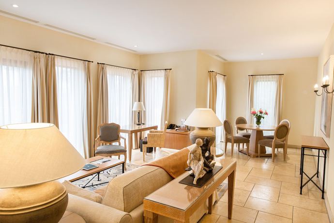 Imagen de la habitación del Hotel Terre Blanche Spa Golf Resort. Foto 11