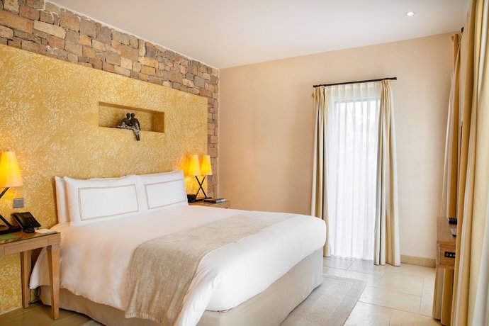 Imagen de la habitación del Hotel Terre Blanche Spa Golf Resort. Foto 13