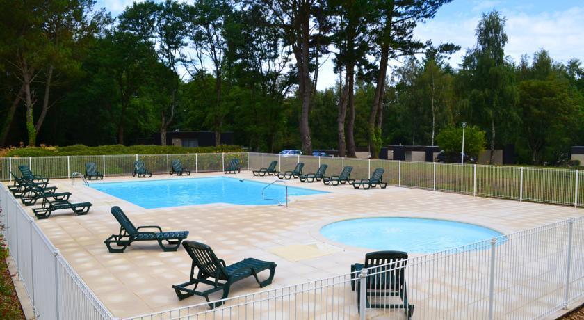 Imagen de la piscina del Hotel Terres De France - Domaine Du Moulin Neuf. Foto 10