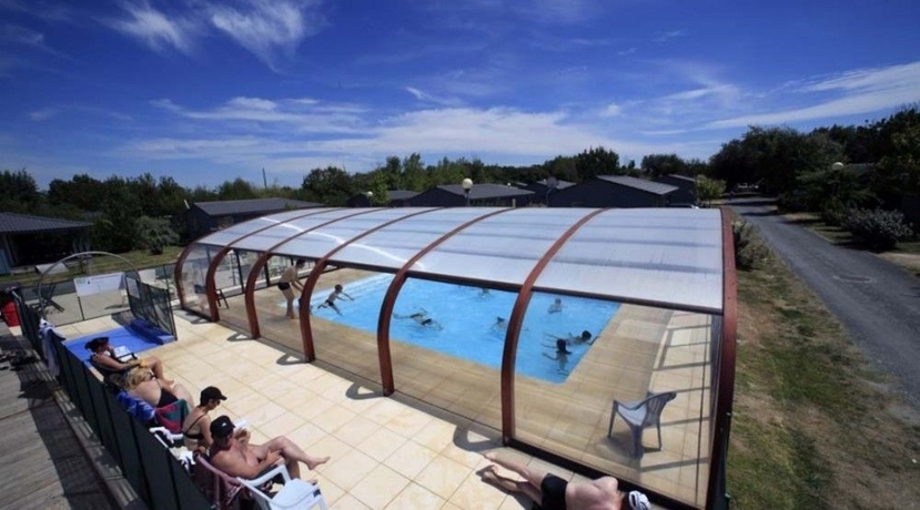 Imagen de la piscina del Hotel Terres De France - Hameaux Des Marines. Foto 10