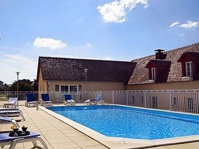 Imagen de la piscina del Hotel Terres De France - La Roche-posay. Foto 5