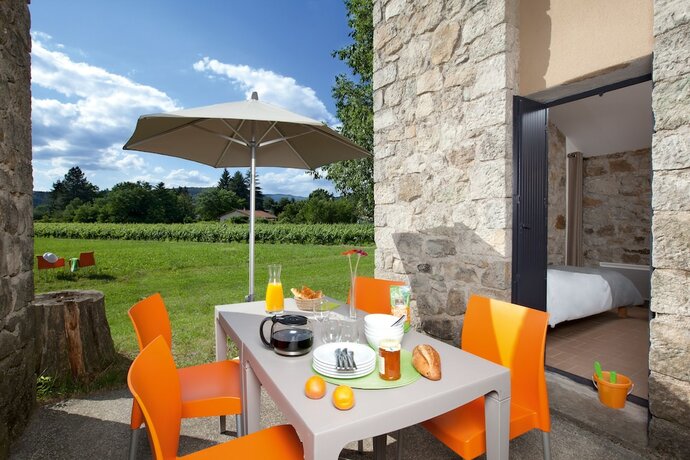 Imagen general del Hotel Terres de France - Domaine des Vans. Foto 2
