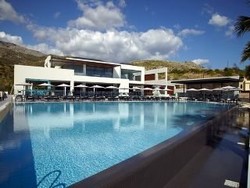 Imagen de la piscina del Hotel Tesoro Blu Hotel and Spa. Foto 13