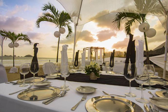 Imagen de los exteriores del Hotel Tesoro Ixtapa Beach Resort. Foto 9