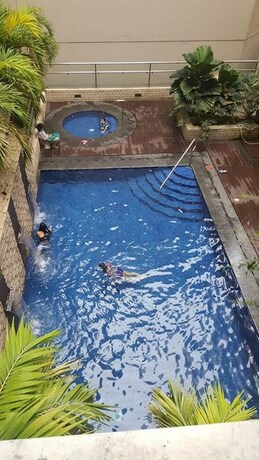 Imagen de la piscina del Hotel Tess And Tessha Condotel. Foto 40
