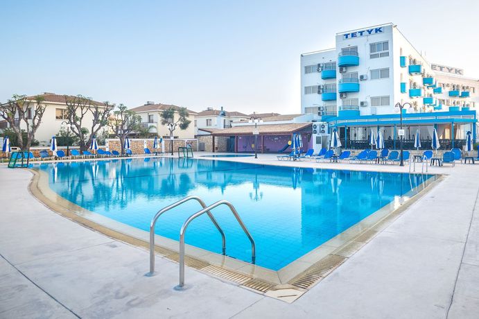 Imagen de la piscina del Hotel Tetyk. Foto 20