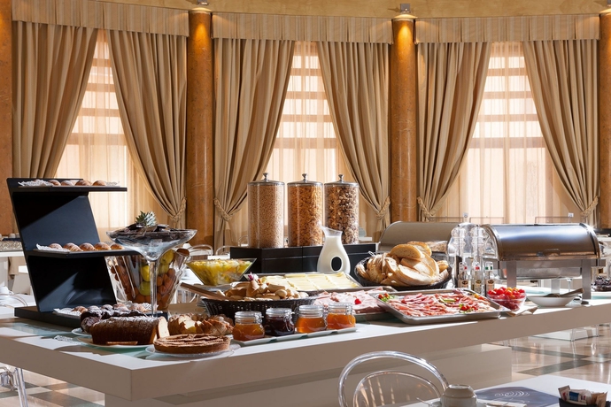 Imagen del bar/restaurante del Hotel Th Roma - Carpegna Palace. Foto 2