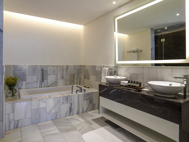 Imagen general del Hotel Th8 Palm Dubai Beach Resort Vignette Collection. Foto 7