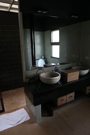 Imagen de la habitación del Hotel Tha Lane Bay Villa. Foto 13