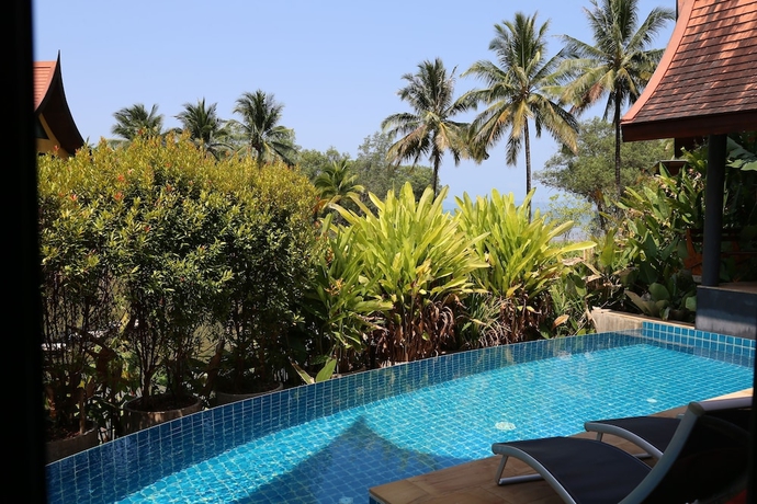 Imagen de la piscina del Hotel Tha Lane Bay Villa. Foto 17