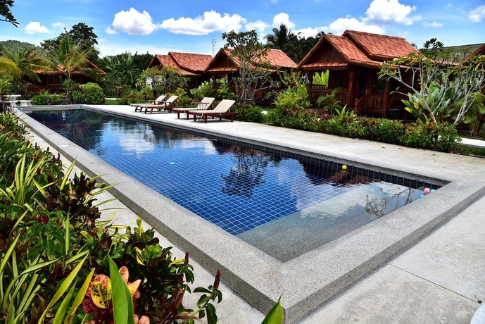 Imagen de la piscina del Hotel Thai House Resort. Foto 19
