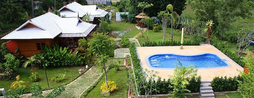 Imagen de la piscina del Hotel Thai Villa Resort. Foto 8