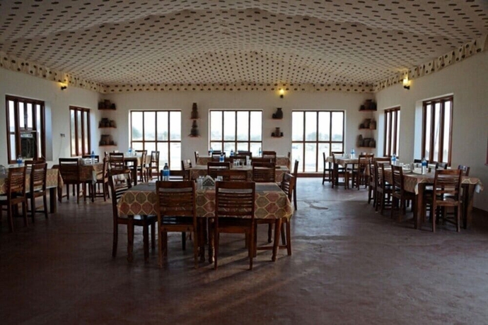 Imagen del bar/restaurante del Hotel Thakur Ji Resort. Foto 8