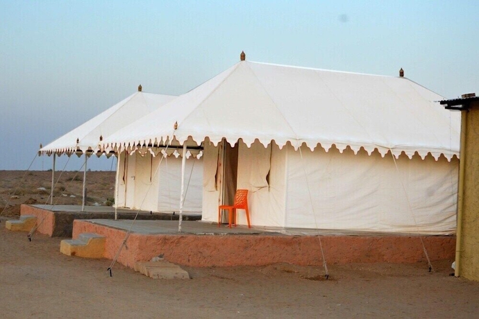 Imagen de los exteriores del Hotel Thakur Ji Resort. Foto 16