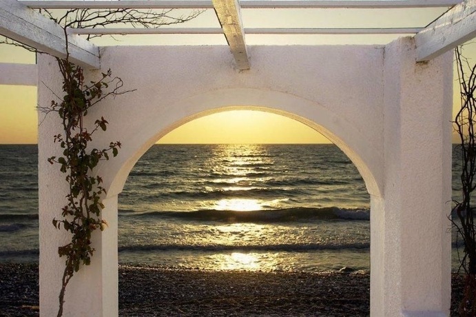 Imagen de los exteriores del Hotel Thalassa, Kamari. Foto 5