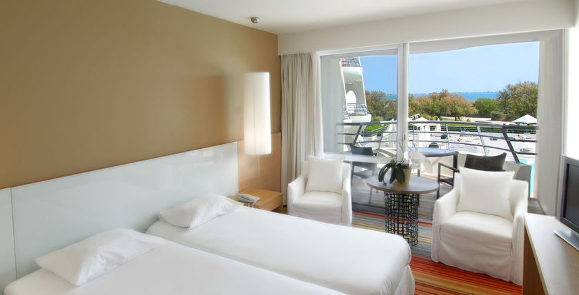 Imagen de la habitación del Hotel Thalasso and Spa Les Corallines. Foto 9