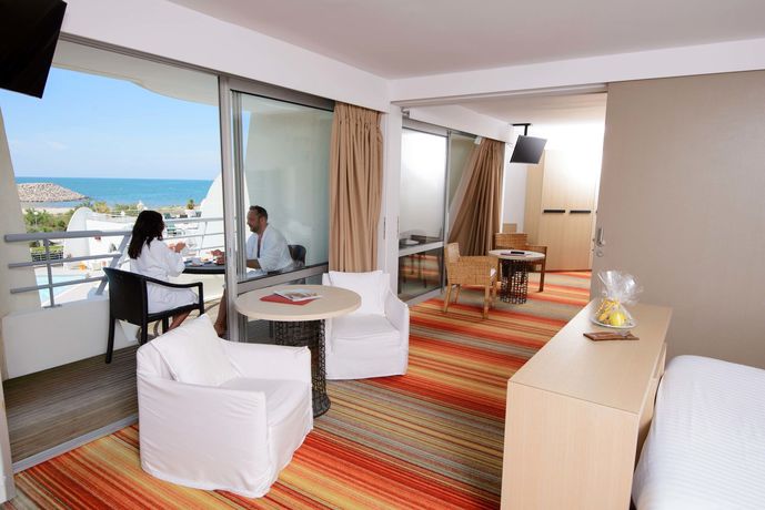 Imagen del bar/restaurante del Hotel Thalasso and Spa Les Corallines. Foto 4