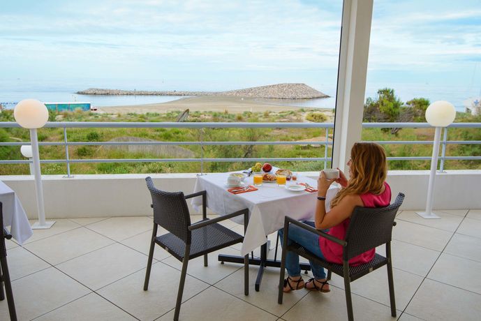 Imagen de la habitación del Hotel Thalasso and Spa Les Corallines. Foto 11