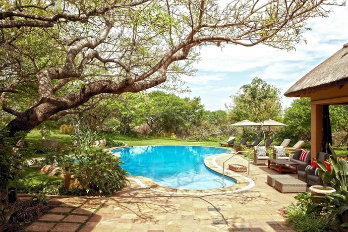 Imagen de la piscina del Hotel Thanda Safari. Foto 23