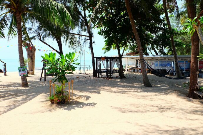 Imagen general del Hotel Tharadol Beach Resort. Foto 2