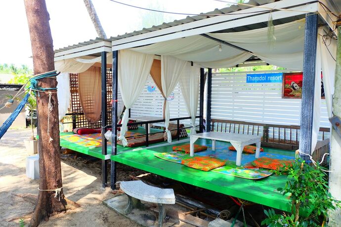 Imagen general del Hotel Tharadol Beach Resort. Foto 3